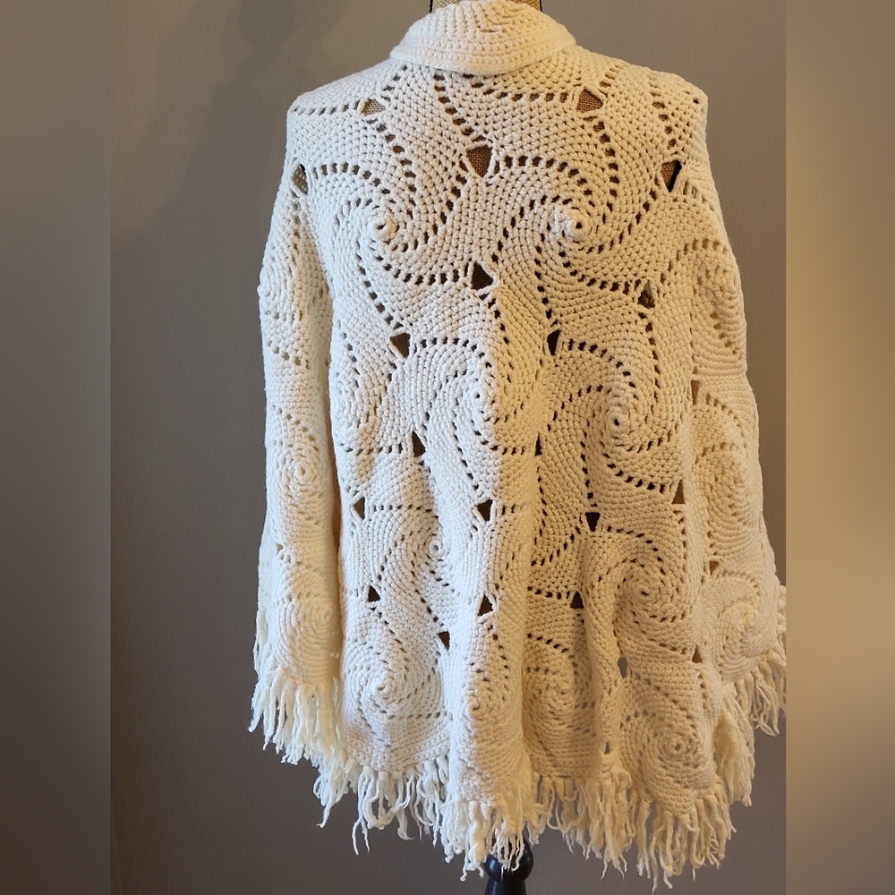 Vintage 70s Crocheted Ivory Button-up Cape With Fringe One Size - Picture 9 of 9